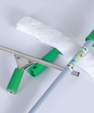 Cách lau kính bằng cây gạt kính nhanh chóng, hiệu quả