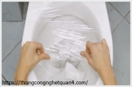 Cách thông bồn cầu bằng màng bọc thực phẩm
