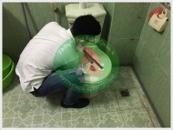 Cách thông bồn cầu bằng móc treo quần áo hiệu quả