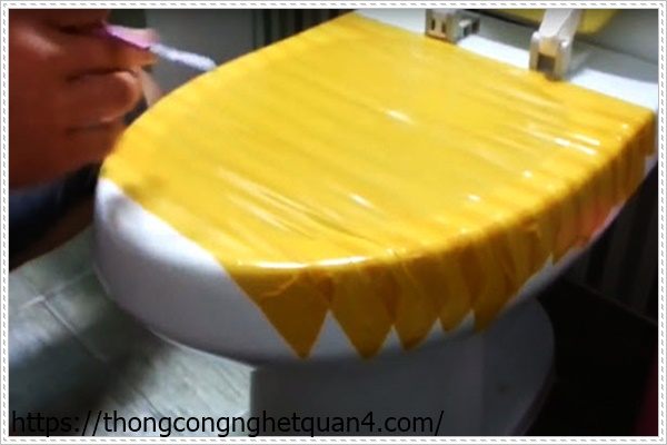 Th&ocirc;ng bồn cầu bằng c&aacute;ch d&aacute;n băng d&iacute;nh
