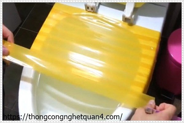 D&aacute;n băng d&iacute;nh để th&ocirc;ng bồn cầu