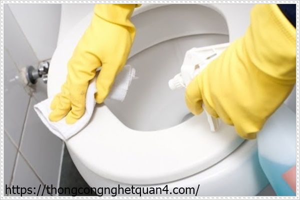 C&aacute;ch th&ocirc;ng bồn cầu bằng băng d&iacute;nh