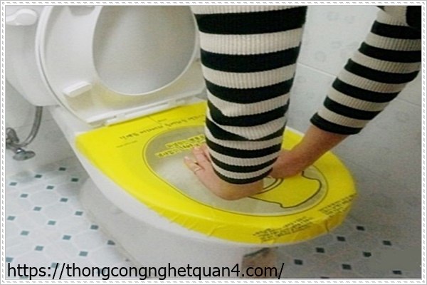 Th&ocirc;ng bồn cầu bằng băng d&iacute;nh