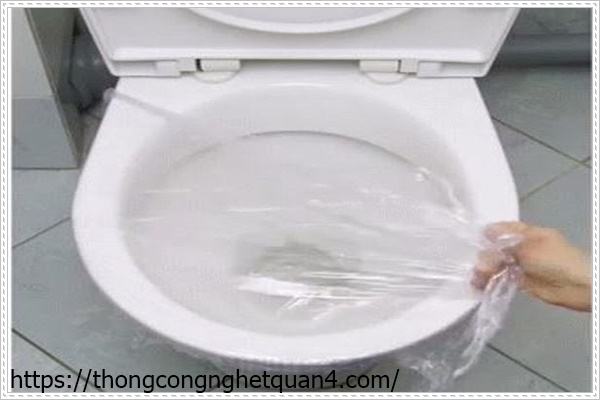 D&ugrave;ng m&agrave;ng bọc thực phẩm để th&ocirc;ng bồn cầu