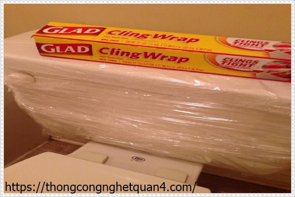 D&ugrave;ng m&agrave;ng bọc thực phẩm để th&ocirc;ng bồn cầu