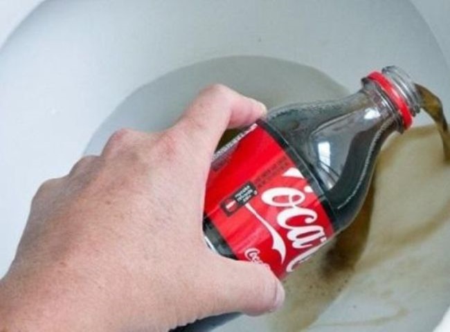 Kh&ocirc;ng phải thời điểm n&agrave;o cũng c&oacute; thể sử dụng coca để th&ocirc;ng cống