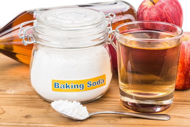 Dùng baking soda và giấm ăn