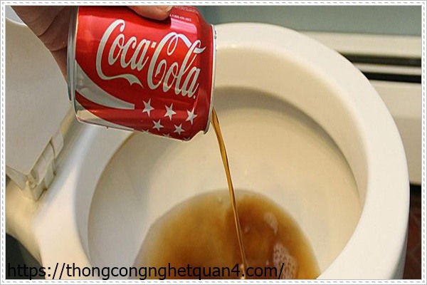 Th&ocirc;ng bồn cầu bằng c&aacute;ch sử dụng nước coca