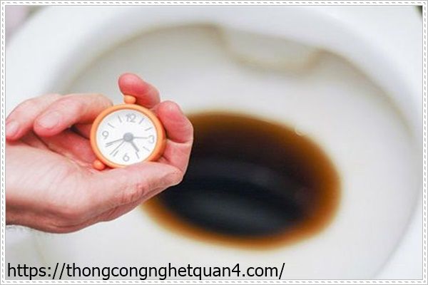 Th&ocirc;ng bồn cầu bằng coca tiết kiệm chi ph&iacute;