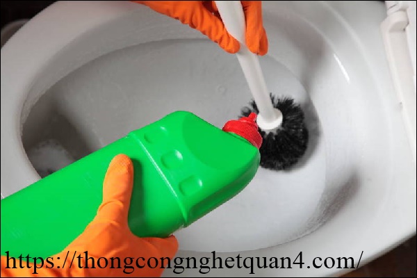 Lưu &yacute; khi d&ugrave;ng nước tẩy bồn cầu