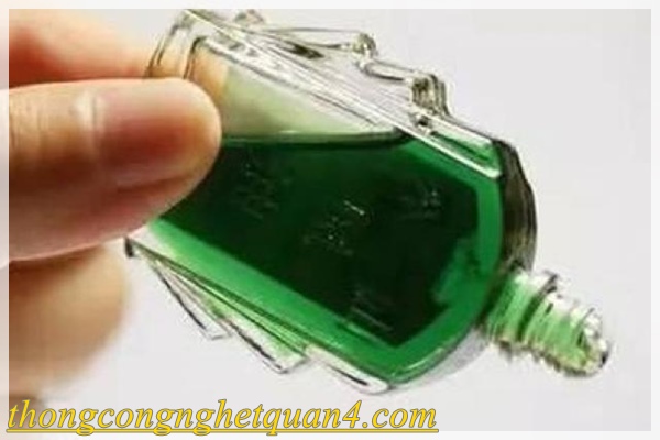 khử mùi hôi bằng dầu gió