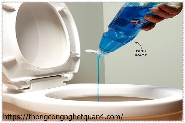 th&ocirc;ng bồn cầu bằng nước rửa b&aacute;t