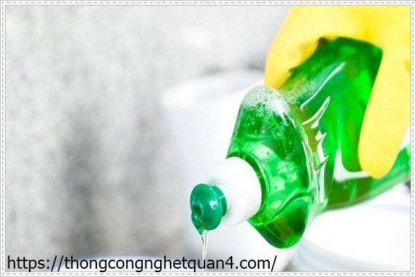 Dùng nước rửa chén.