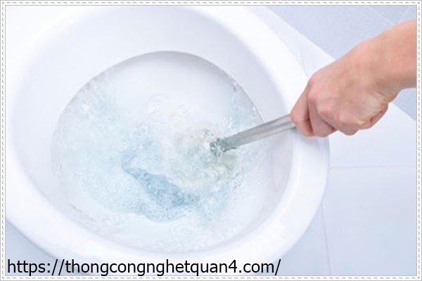 Cọ rửa th&ocirc;ng bồn cầu b&agrave;ng nước rửa ch&eacute;n