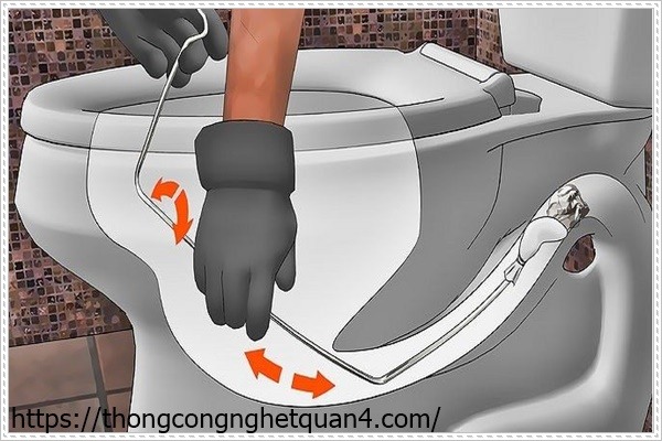 Th&ocirc;ng bồn cầu bằng nước rửa ch&eacute;n ph&ugrave; hợp