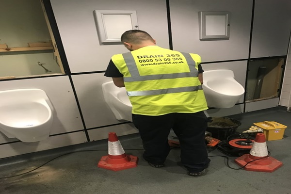 Thông bồn tiểu nam Quận 4 uy tín