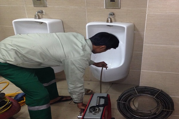 Thông bồn tiểu nam Quận 4 giá rẻ