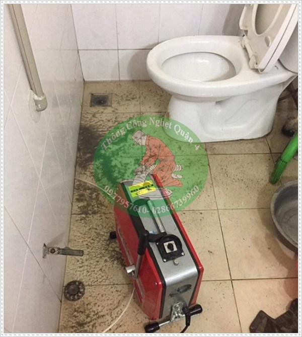 Thông cầu nghẹt bằng móc phơi quần áo có thật sự hiệu quả không